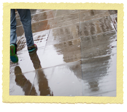 השתקפות של קתדרלת סיינט פול בגשם