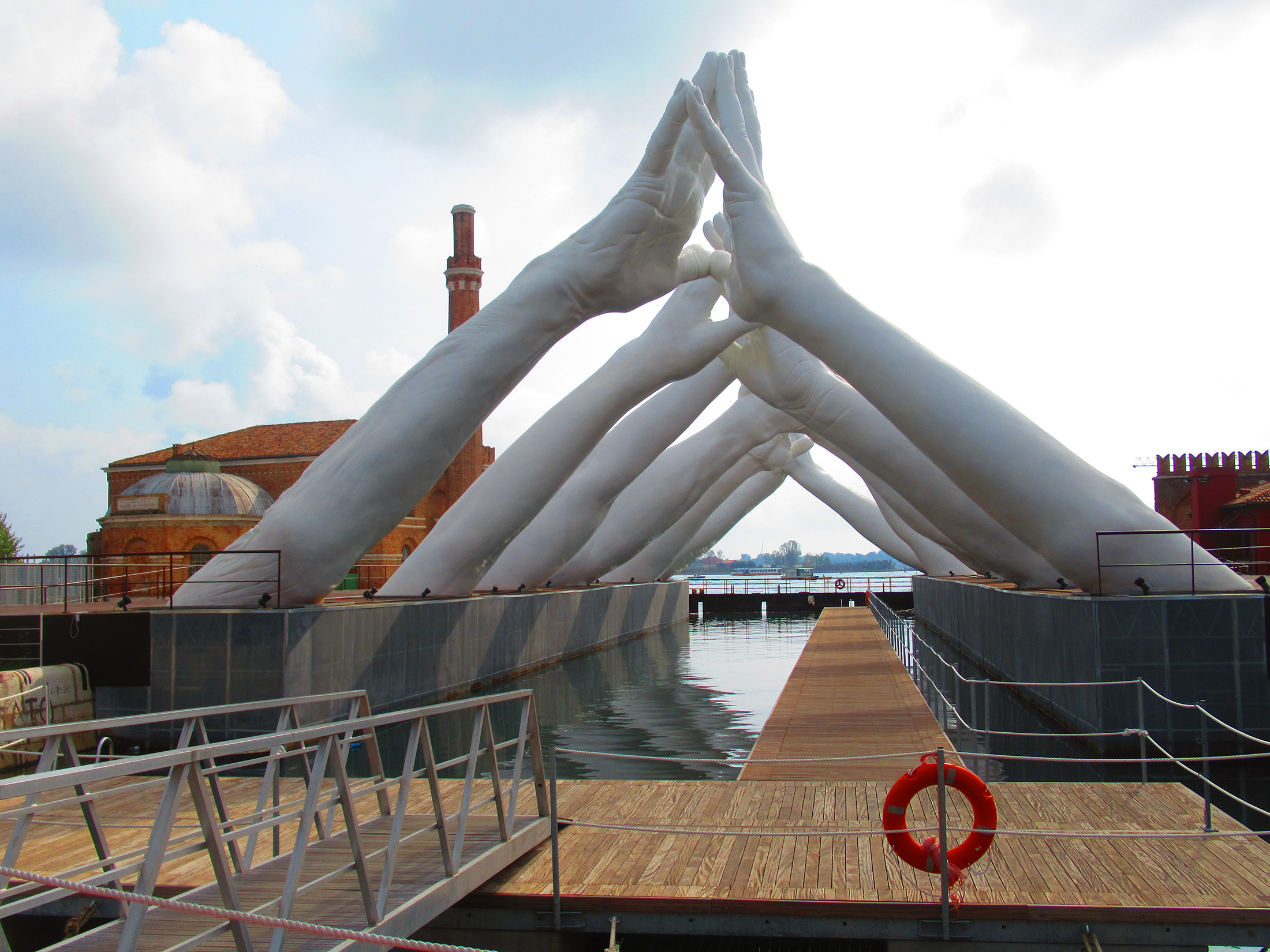 Lorenzo Quinn - Building Bridges