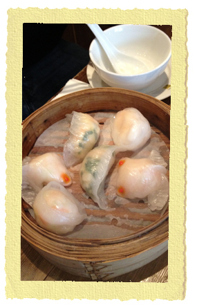 חוגגים עם מלכת אנגליה בדים סאם חוגגים עם מלכת אנגליה בדים סאם