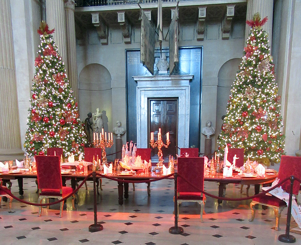 שולחן הסעודה באולם הכניסה בארמון בלנהיים