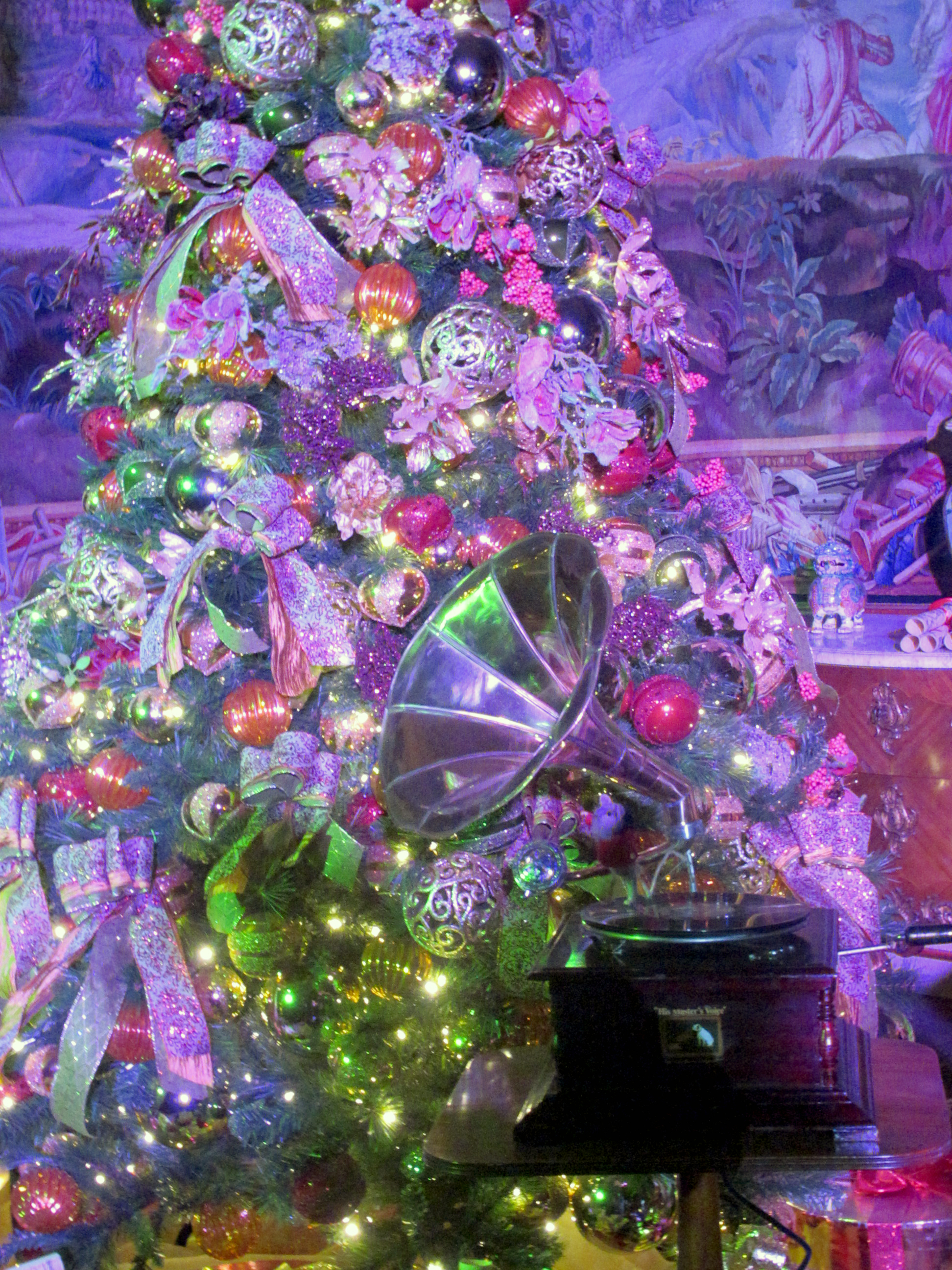 עץ אשוח עם גרמופון