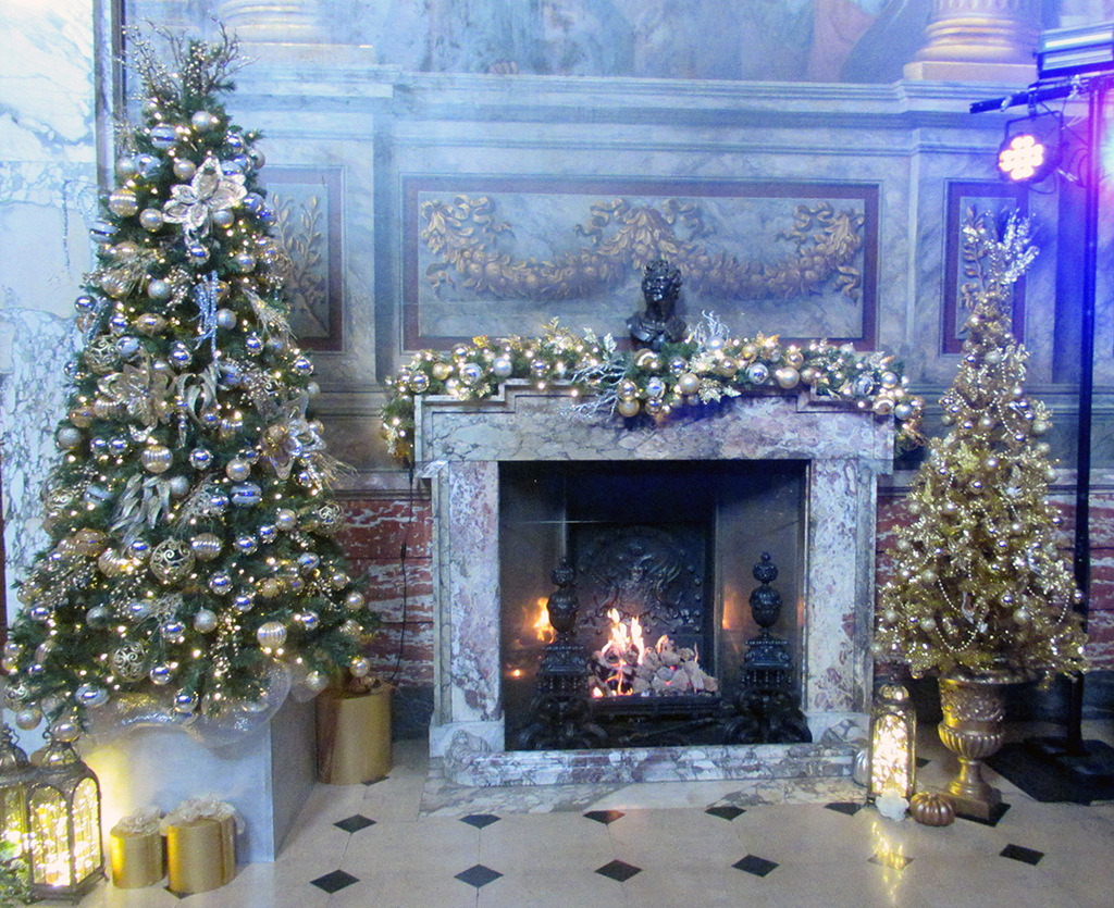 עצי האשוח ליד האח