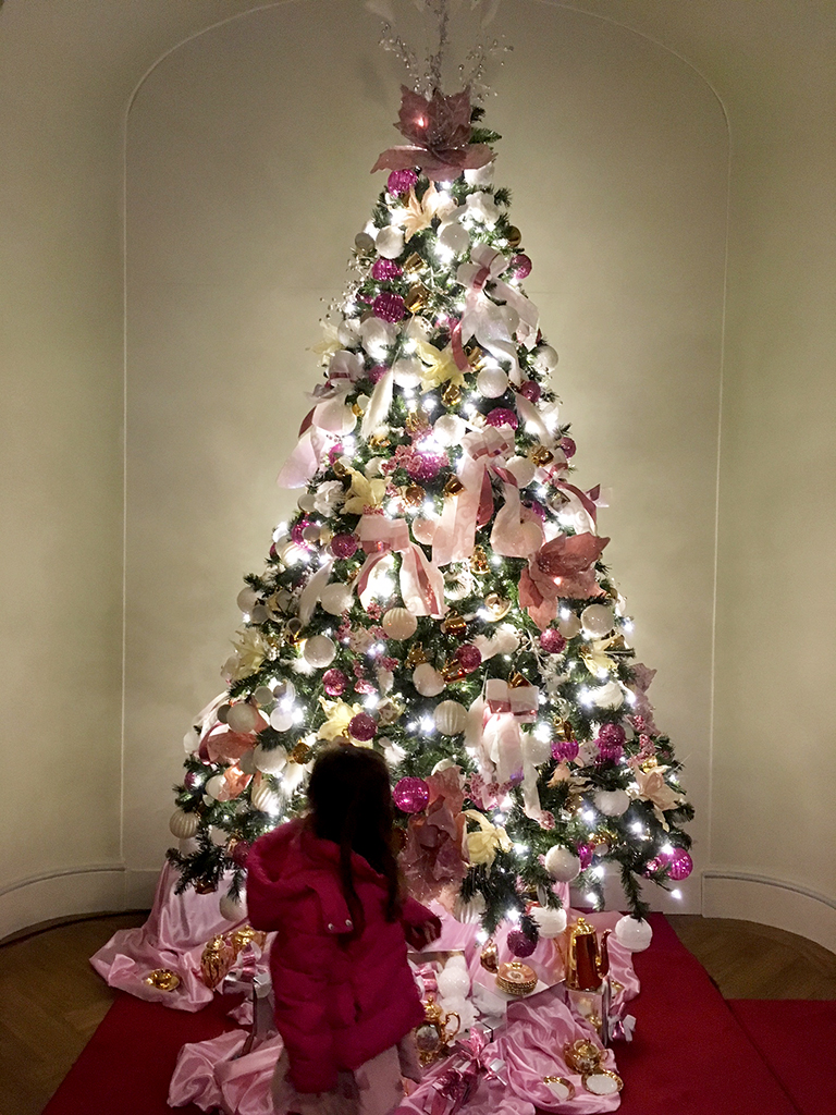 לונדונית קטנטנה ועת אשוח וורוד מאד