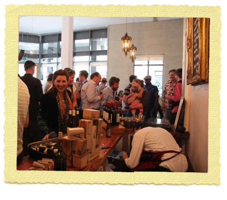 Fumbally בית קפה בדבלין, שמש מבעד לחלון Fumbally בית קפה בדבלין, שמש מבעד לחלון