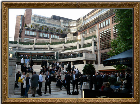 אנשים שותים בירה ברחובות לונדון - פאבים בחו"ל אנשים שותים בירה ברחובות לונדון - פאבים בחו"ל