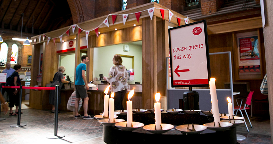 כנסייה, בית קפה, דואר וג'ימבורי בלונדון